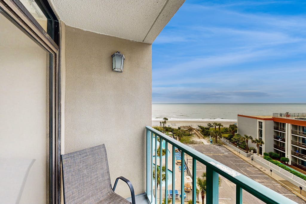 Newly renovated beachfront studio with pools, hot tub, fitness room