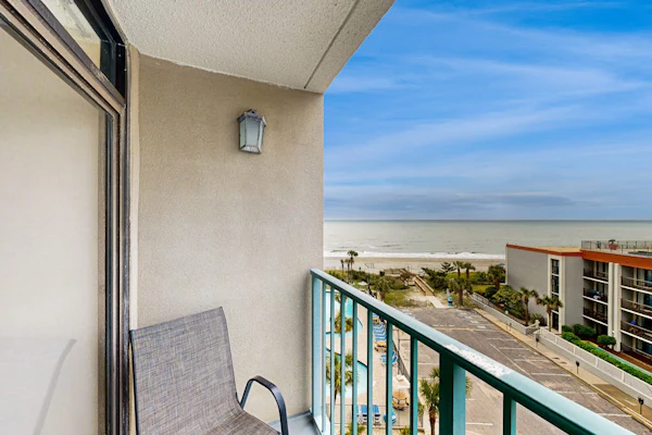 Newly renovated beachfront studio with pools, hot tub, fitness room