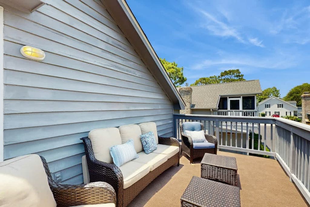 Inviting house 4 blocks from beach with on-site pool, private patio, deck, & W/D