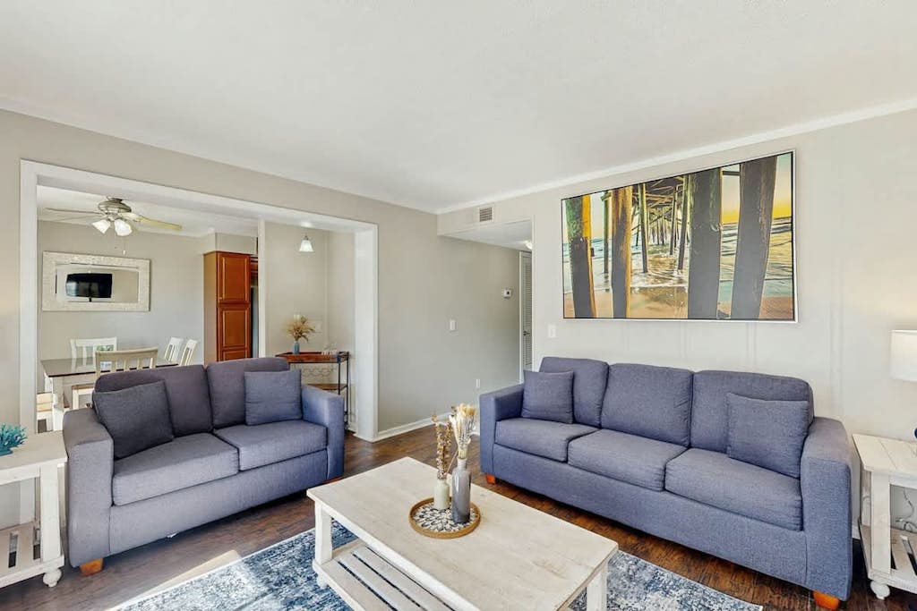 Condo in oceanfront building w/ pools, hot tubs, arcade, & beach access
