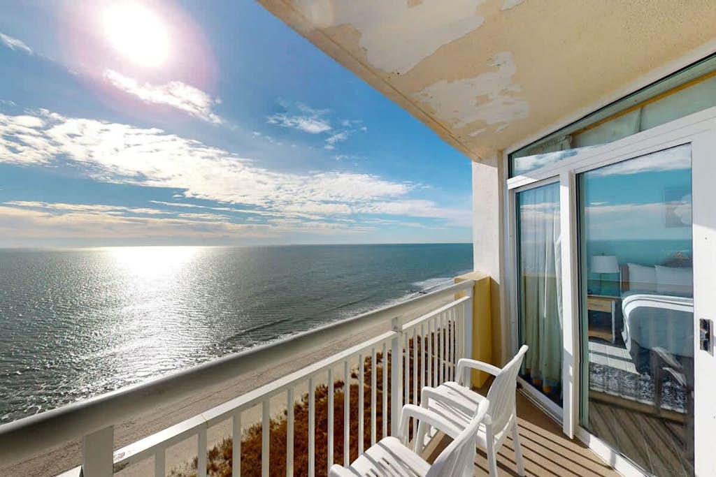 12th-floor condo with amazing ocean views, hot tub, pool, & AC - near shops