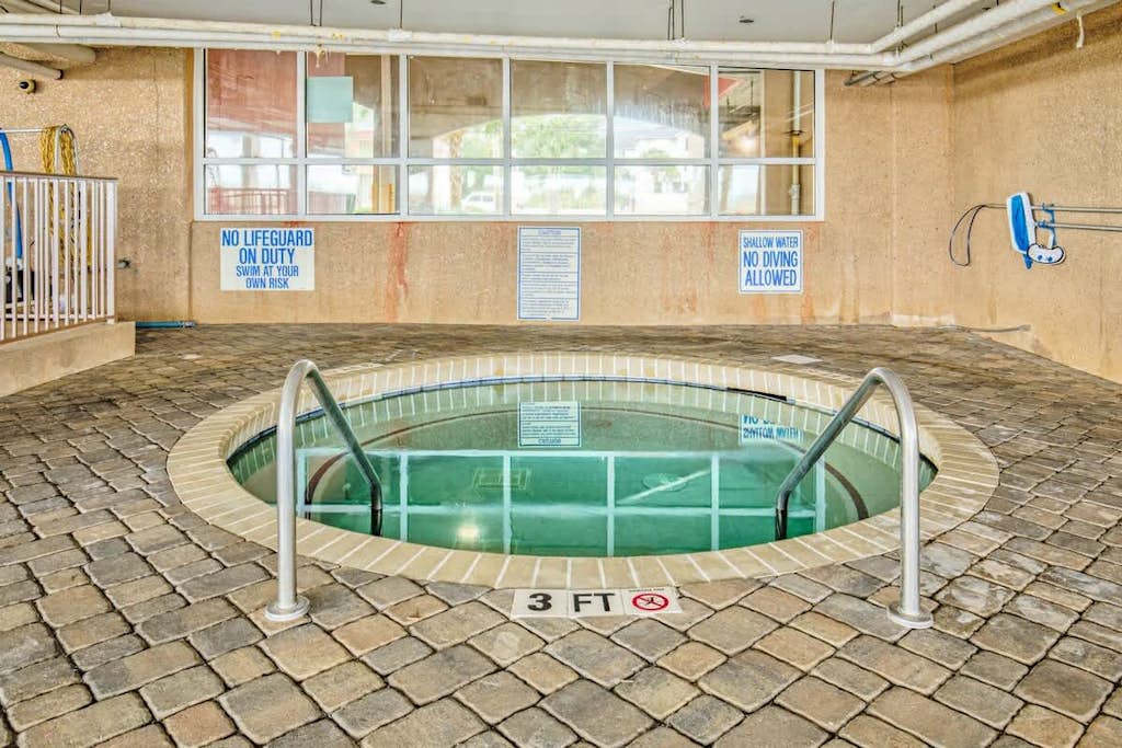 6th-floor oceanfront condo with W/D, furnished balcony, pools & hot tub