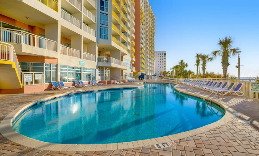 15th floor studio w/ WiFi, central AC, balcony, shared hot tub, & shared pool