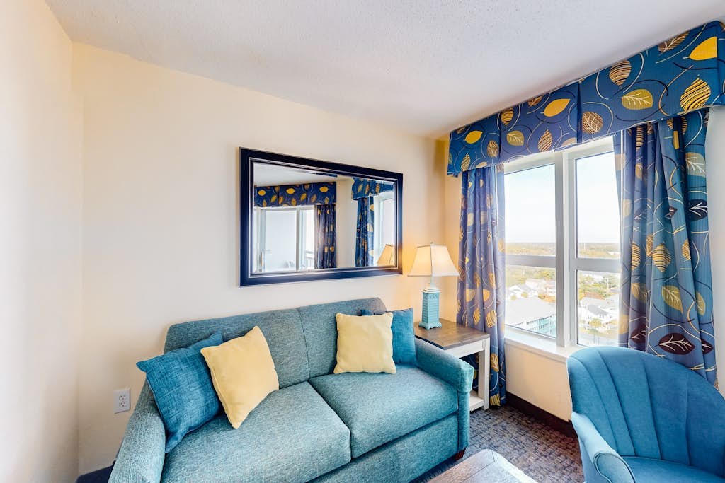15th floor studio w/ WiFi, central AC, balcony, shared hot tub, & shared pool