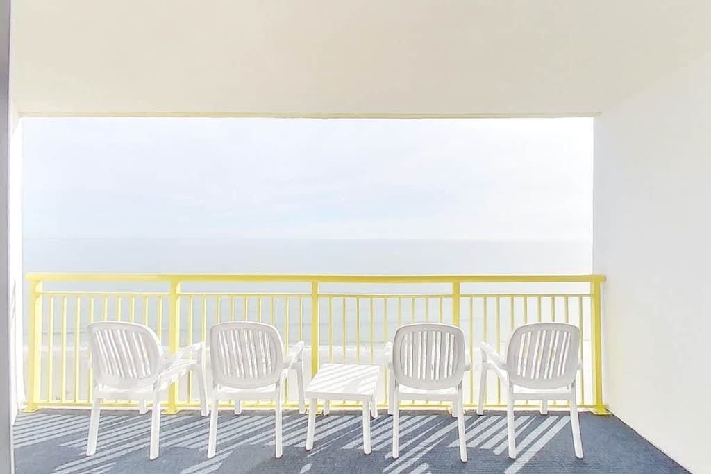 18th floor oceanfront condo w/ balcony, central AC, shared pool, shared hot tub