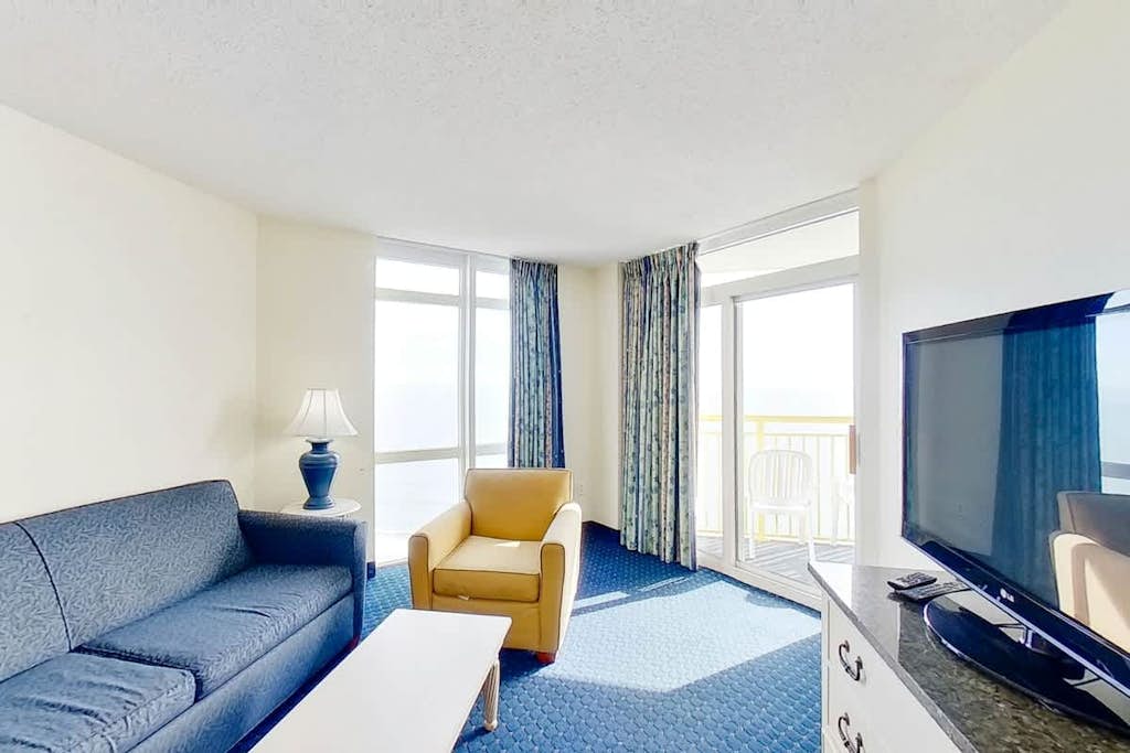 18th floor oceanfront condo w/ balcony, central AC, shared pool, shared hot tub