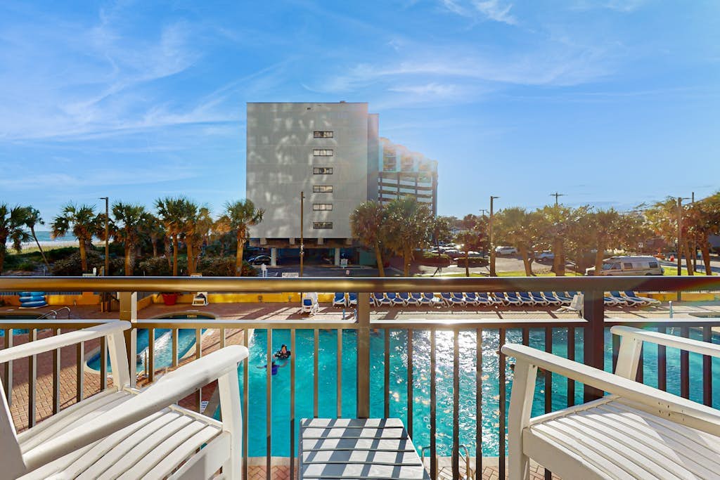 Oceanview studio with pool, hot tub, private balcony & beach access
