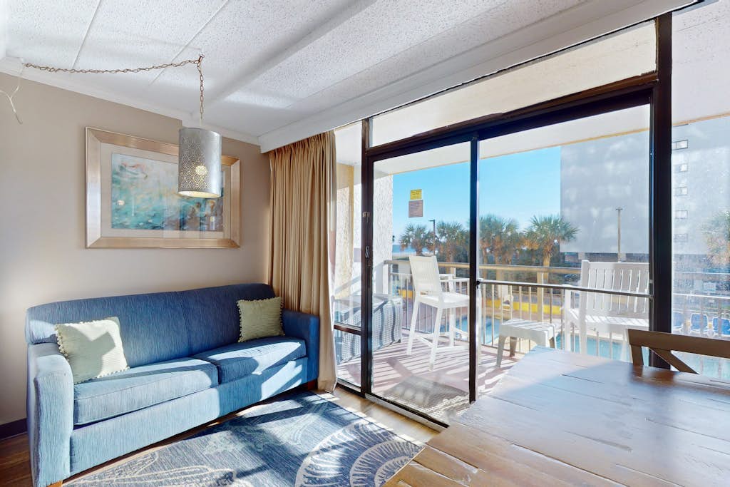 Oceanview studio with pool, hot tub, private balcony & beach access