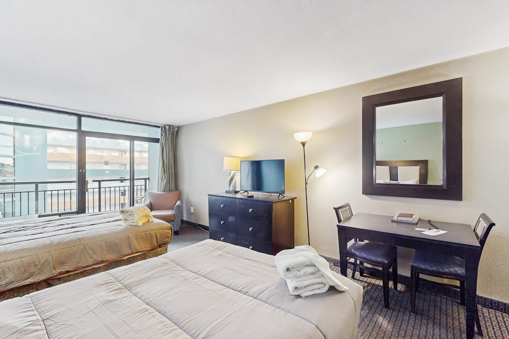 9th floor studio with private balcony, pools, direct beach access & golf nearby