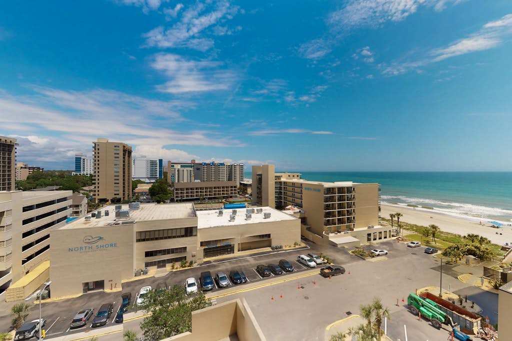 Bright condo with balcony view, indoor/outdoor pools, hot tub & beach access