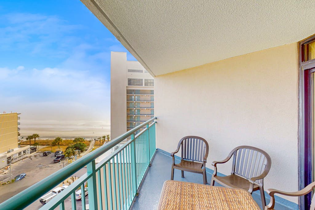 Bright condo with balcony view, indoor/outdoor pools, hot tub & beach access