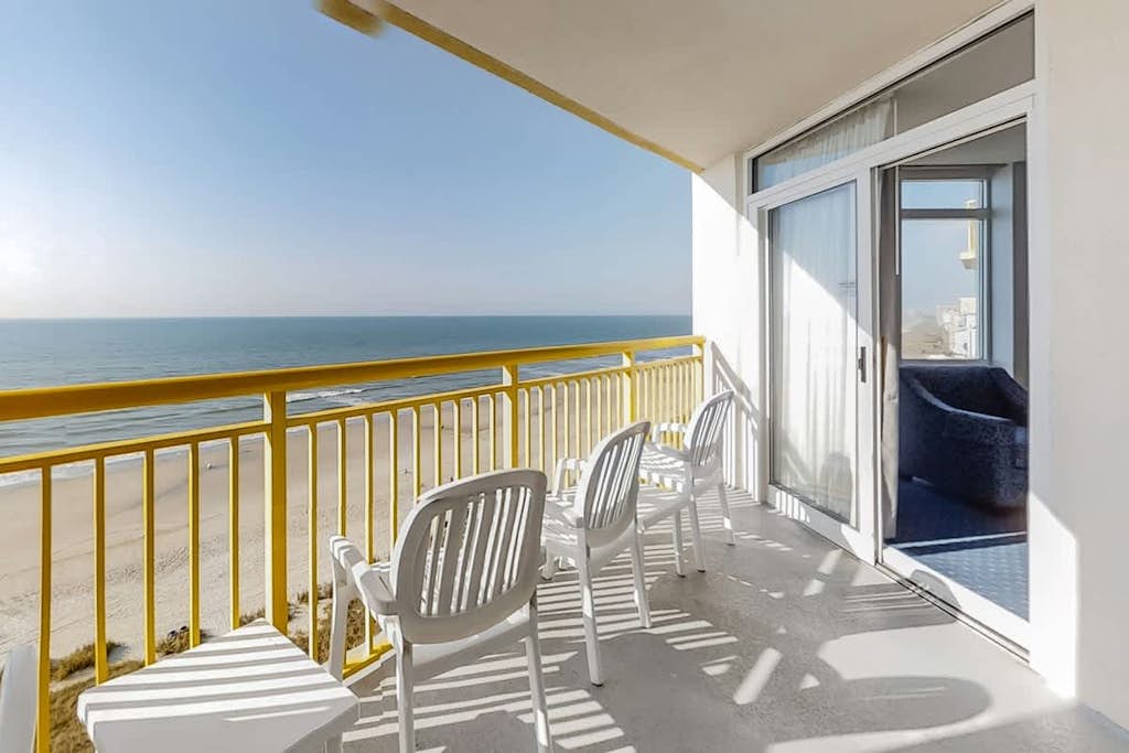 10th floor oceanfront condo w/ balcony, shared pool/hot tub, central AC, WiFi