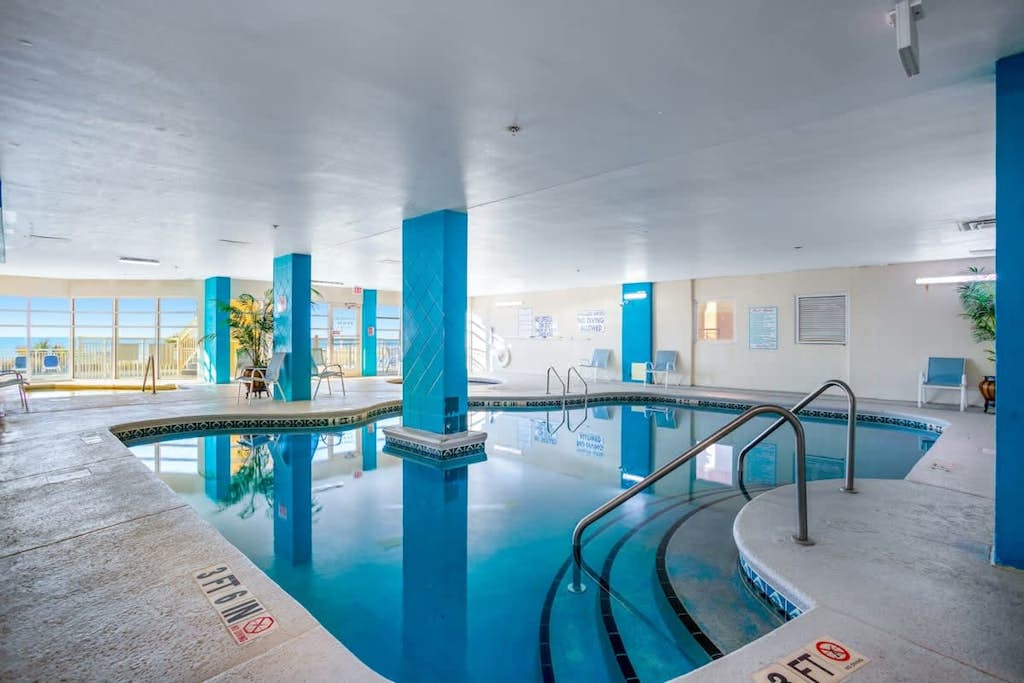 10th floor oceanfront condo w/ balcony, shared pool/hot tub, central AC, WiFi