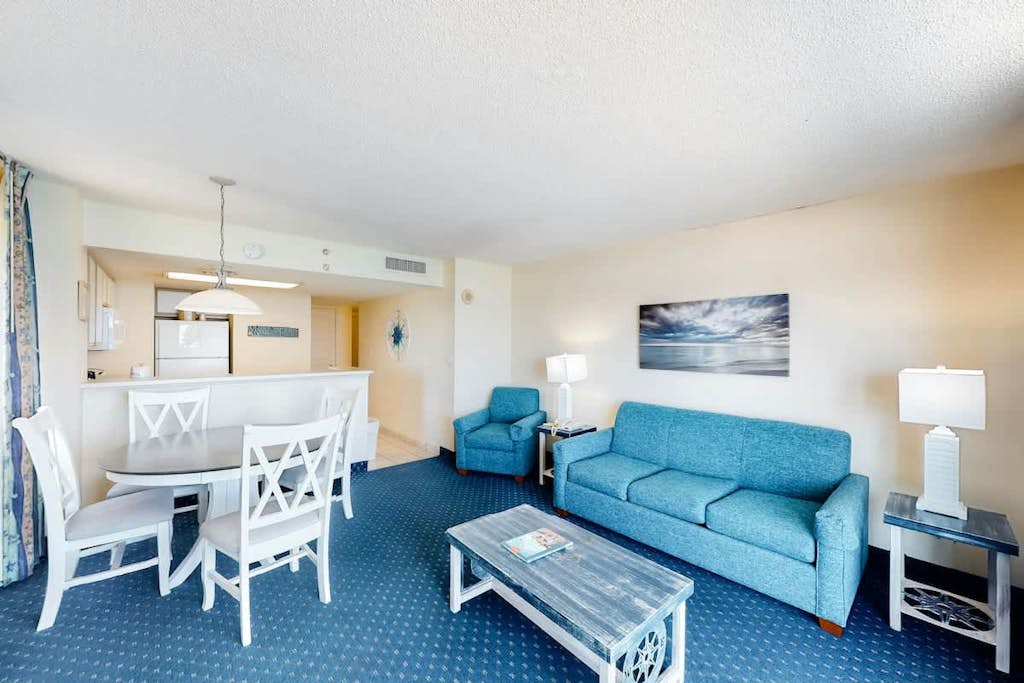 10th floor oceanfront condo w/ central AC, shared pool, balcony, shared hot tub