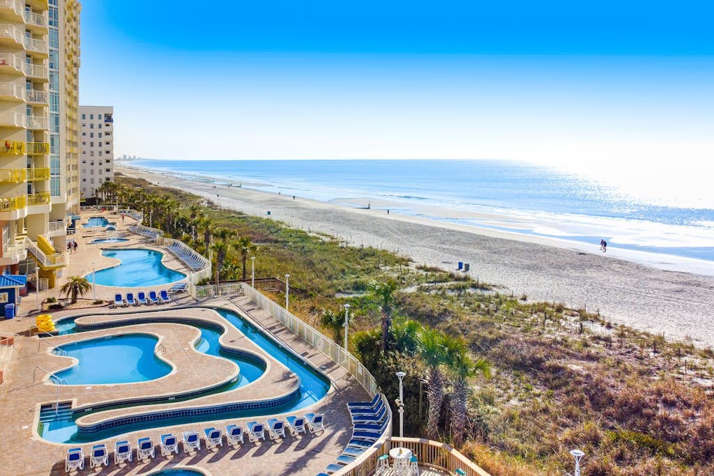17th floor studio w/ central AC, shared hot tub, balcony, shared pool, & WiFi
