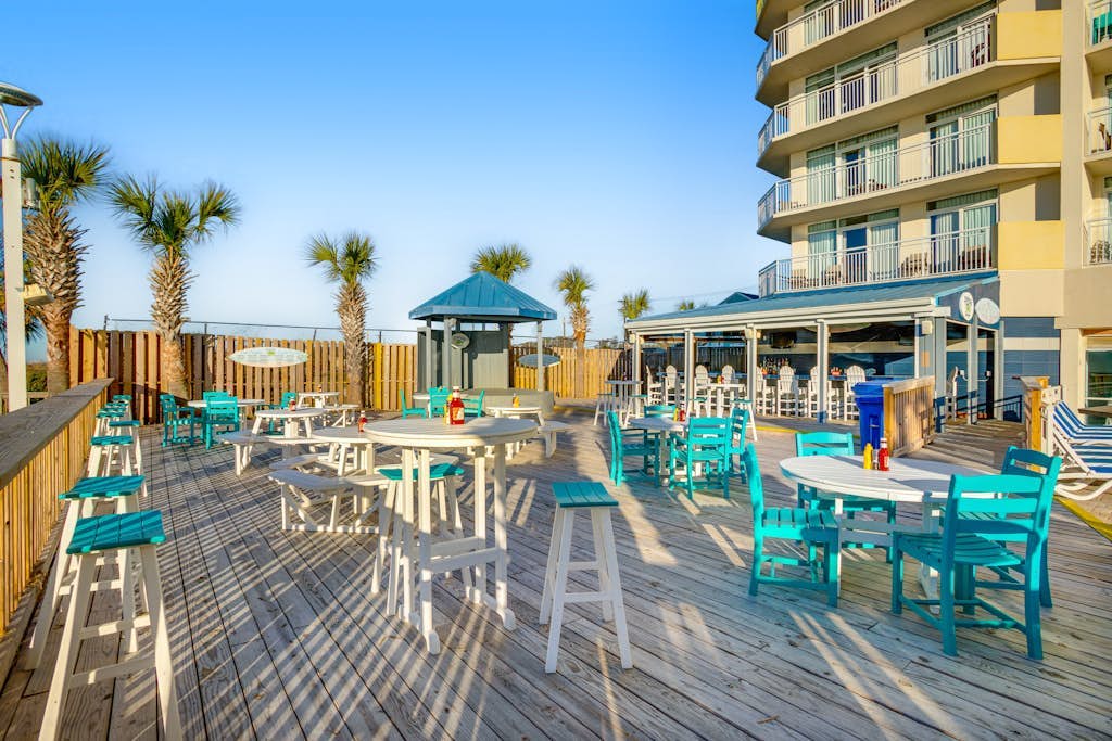 17th floor studio w/ central AC, shared hot tub, balcony, shared pool, & WiFi