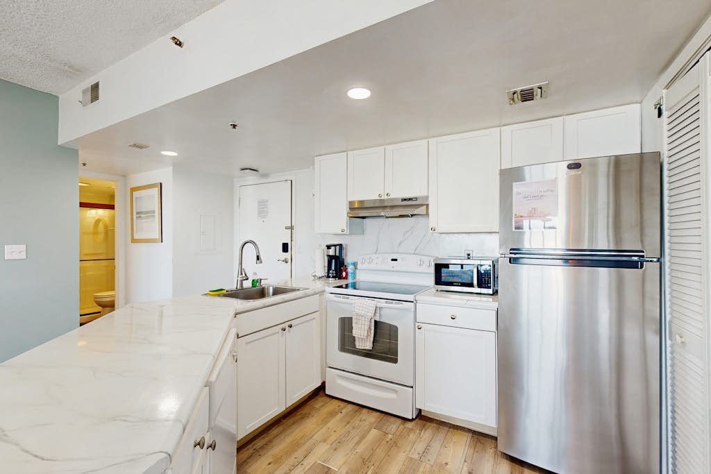 Beachfront 15th-floor condo with hot tub, pools, beach access, gym, balcony
