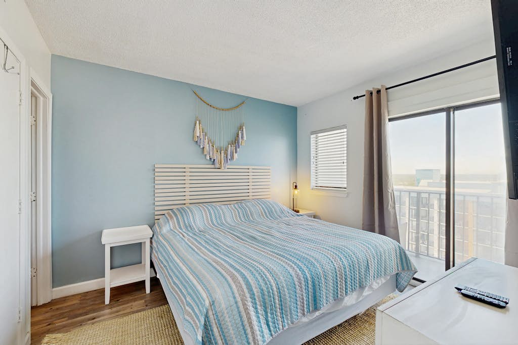 Beachfront 15th-floor condo with hot tub, pools, beach access, gym, balcony