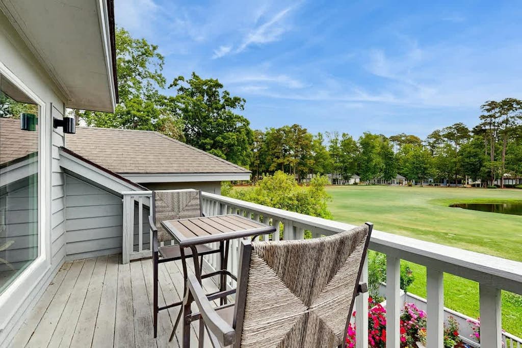 Golf course view condo with private balcony, W/D, pool & close to beach