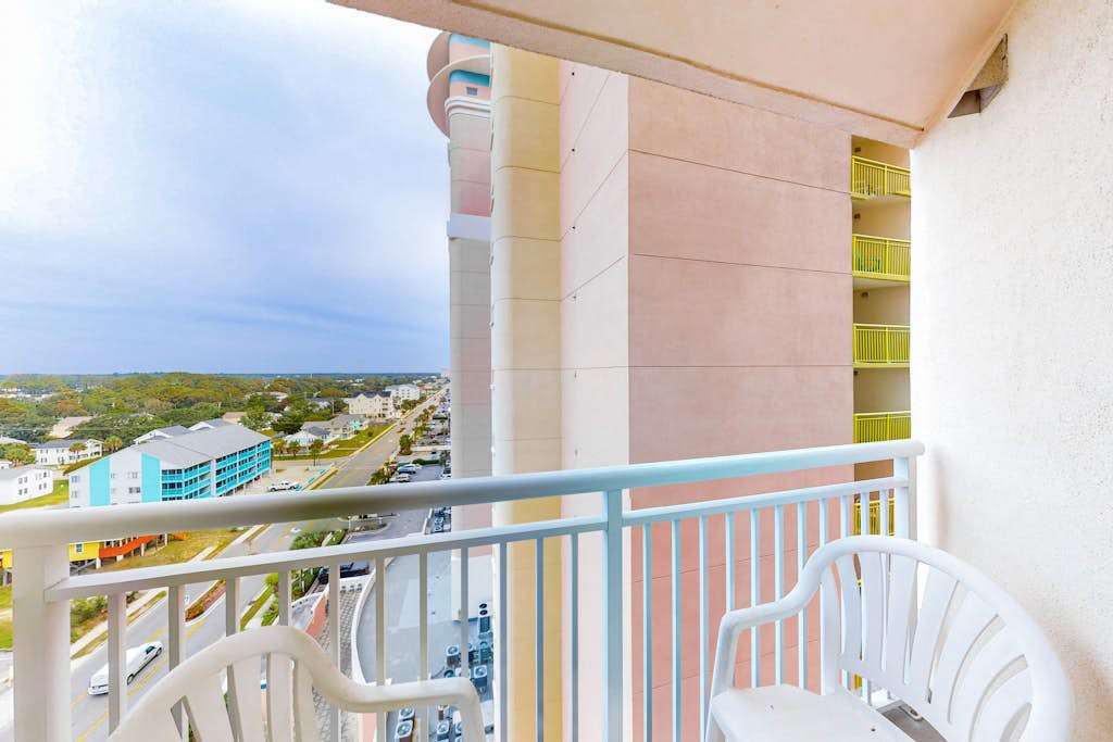 11th floor studio w/ WiFi, balcony, shared pool, shared hot tub, & central AC