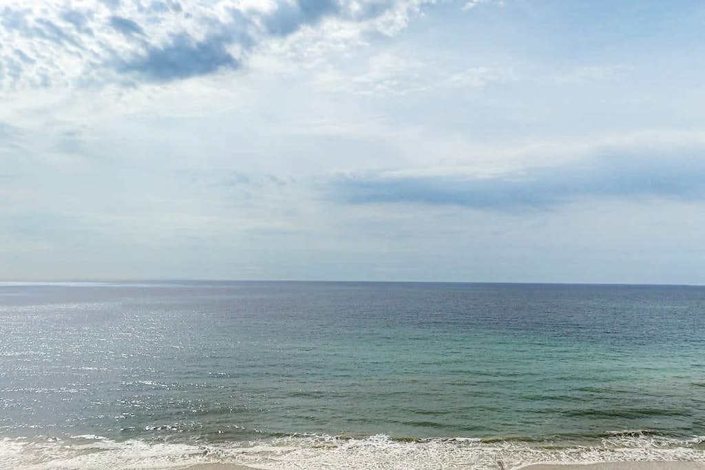 14th floor oceanfront condo w/ free WiFi, central AC, balcony, shared hot tub