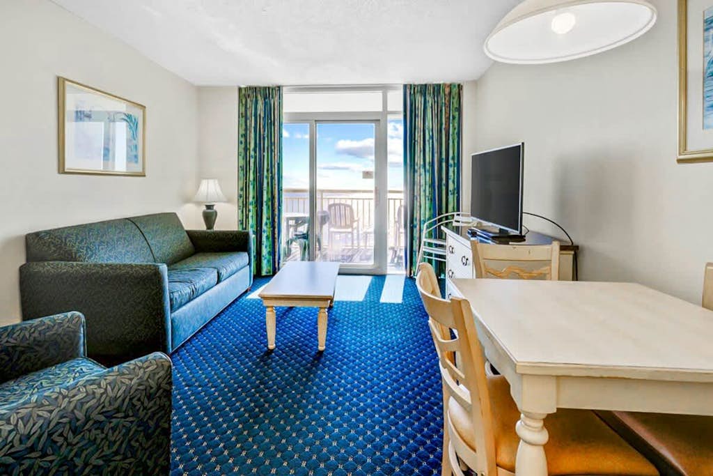 17th floor oceanfront condo w/ balcony, free WiFi, central AC, shared hot tub