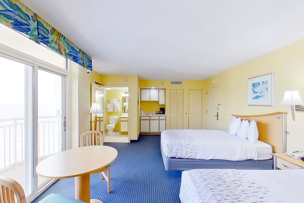 18th floor ocean view studio w/ WiFi, shared pool, central AC, balcony, hot tub