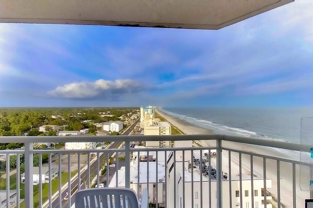 18th floor ocean view studio w/ WiFi, shared pool, central AC, balcony, hot tub
