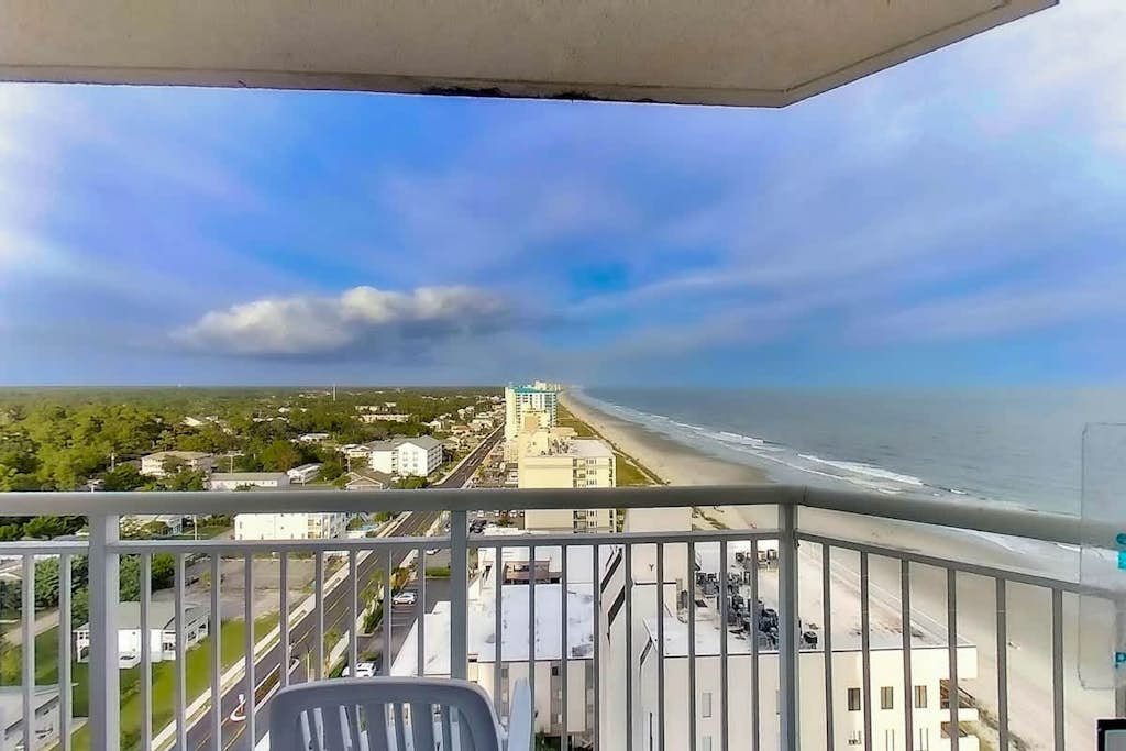 18th floor ocean view studio w/ WiFi, shared pool, central AC, balcony, hot tub