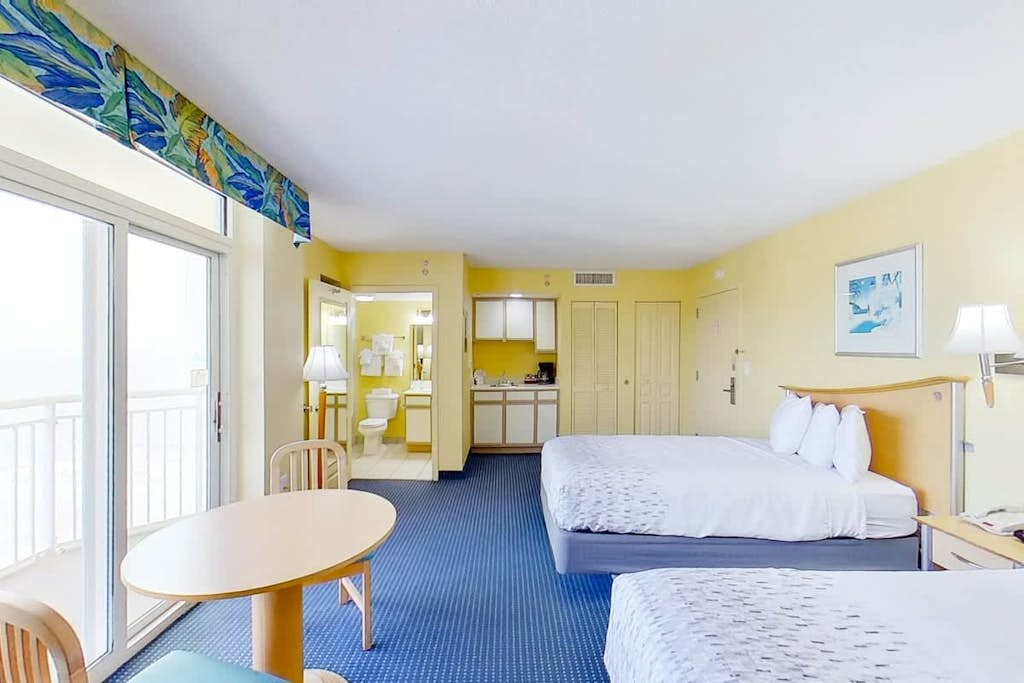 18th floor ocean view studio w/ WiFi, shared pool, central AC, balcony, hot tub