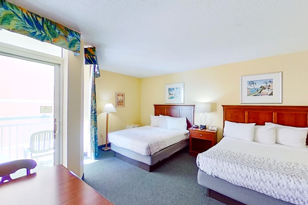 15th floor studio w/ central AC, shared hot tub, WiFi, shared pool, & balcony