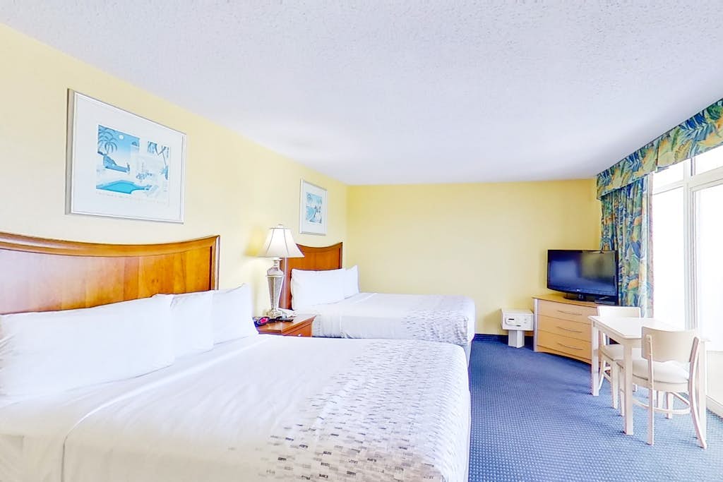17th floor ocean view studio w/ central AC, shared pool, balcony, shared hot tub