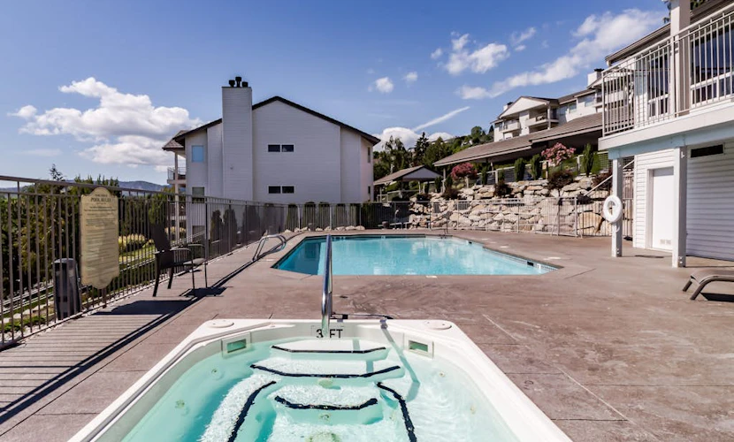 Welcoming Condo with Shared Pool & Hot Tub - Walk to Town