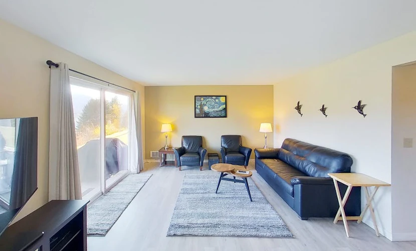 Lake and mountainview condo with washer/dryer & patio - close to town & water