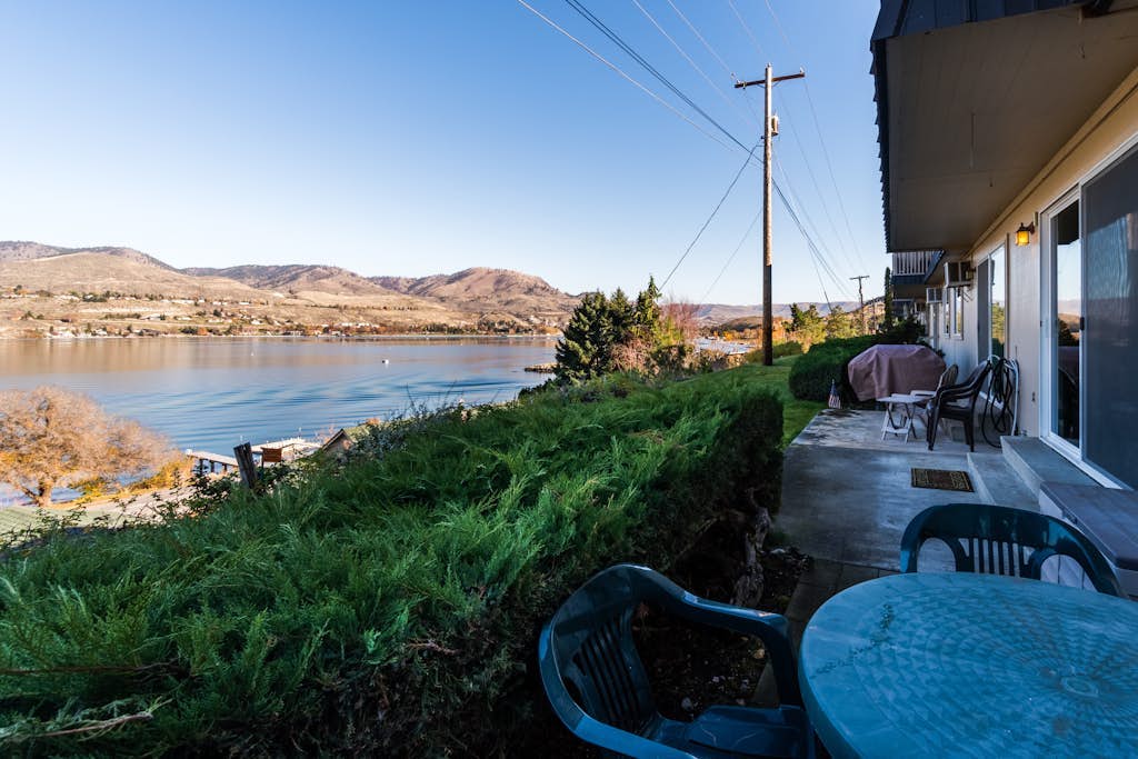 Lake and mountainview condo with washer/dryer & patio - close to town & water