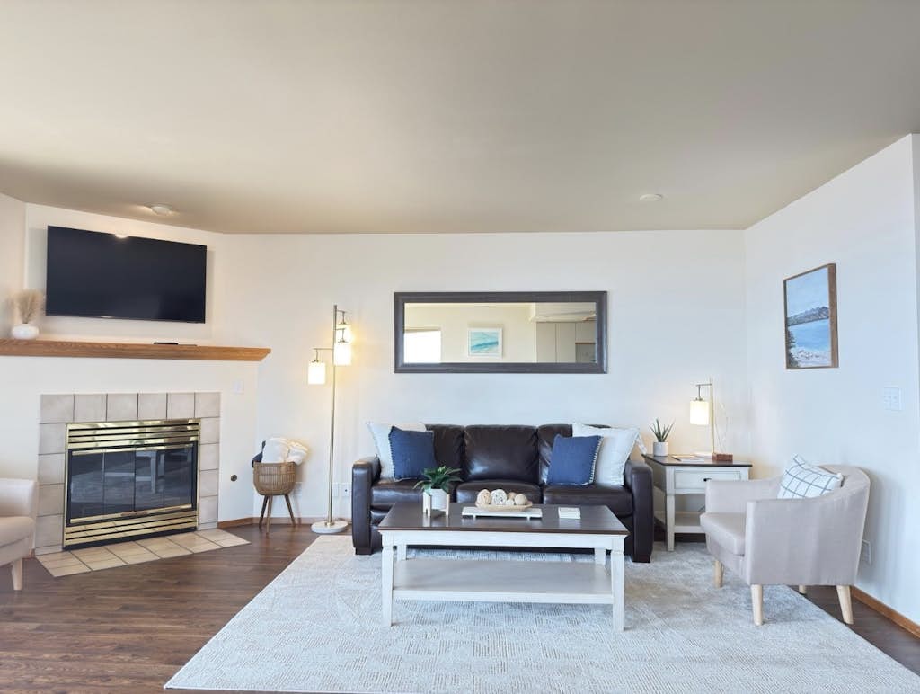 Stunning lakeside condo with shared pools, hot tub, and spectacular lake views