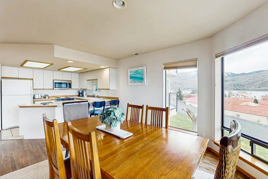 Lake Chelan Shores - Lakeside Luxury 19-5