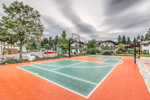 Stylish mountain retreat steps from downtown Leavenworth!