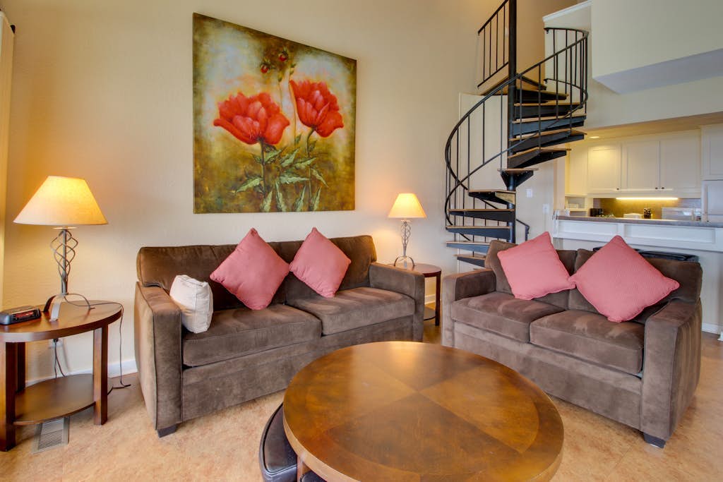 Lovely Lakefront Condo with Shared Pool, Hot Tub, Dock, & Tennis Courts