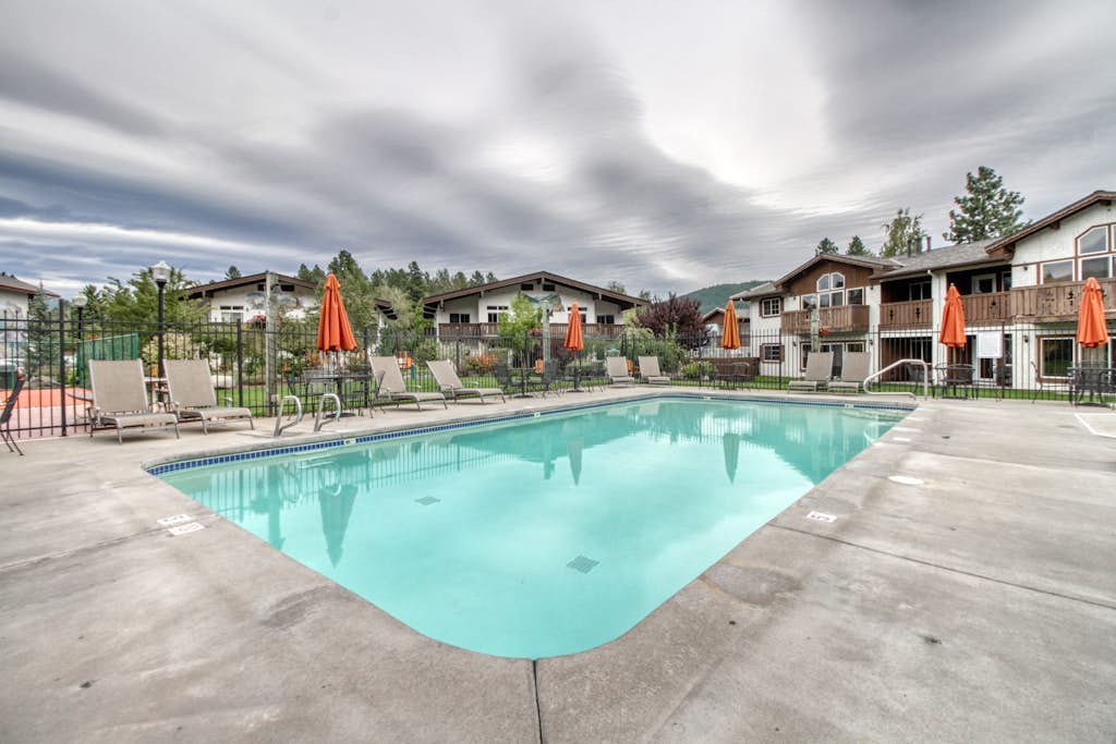 Bright condo with WiFi, balcony, pools & hot tubs - walk downtown