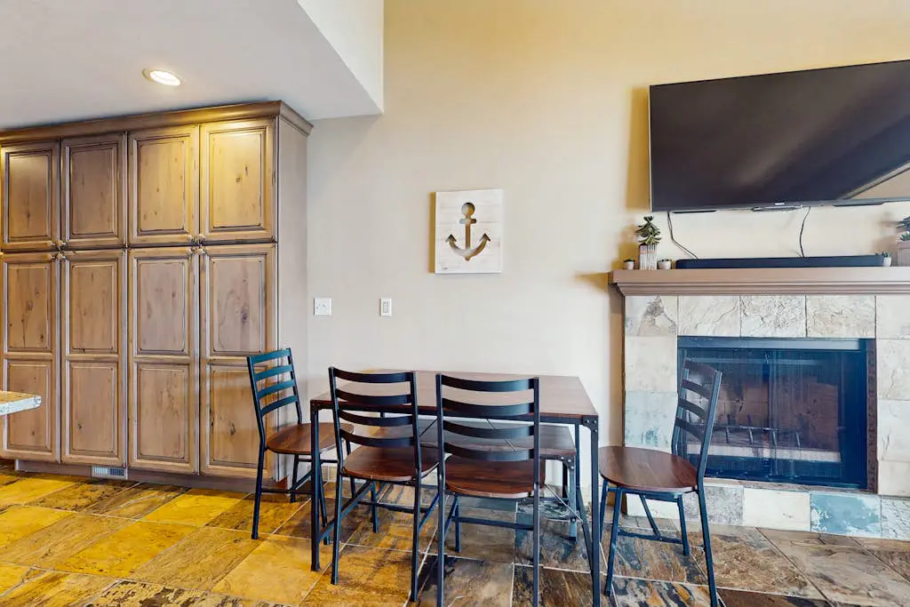 Lake Chelan Shores - Beachfront Splendor 12-5
