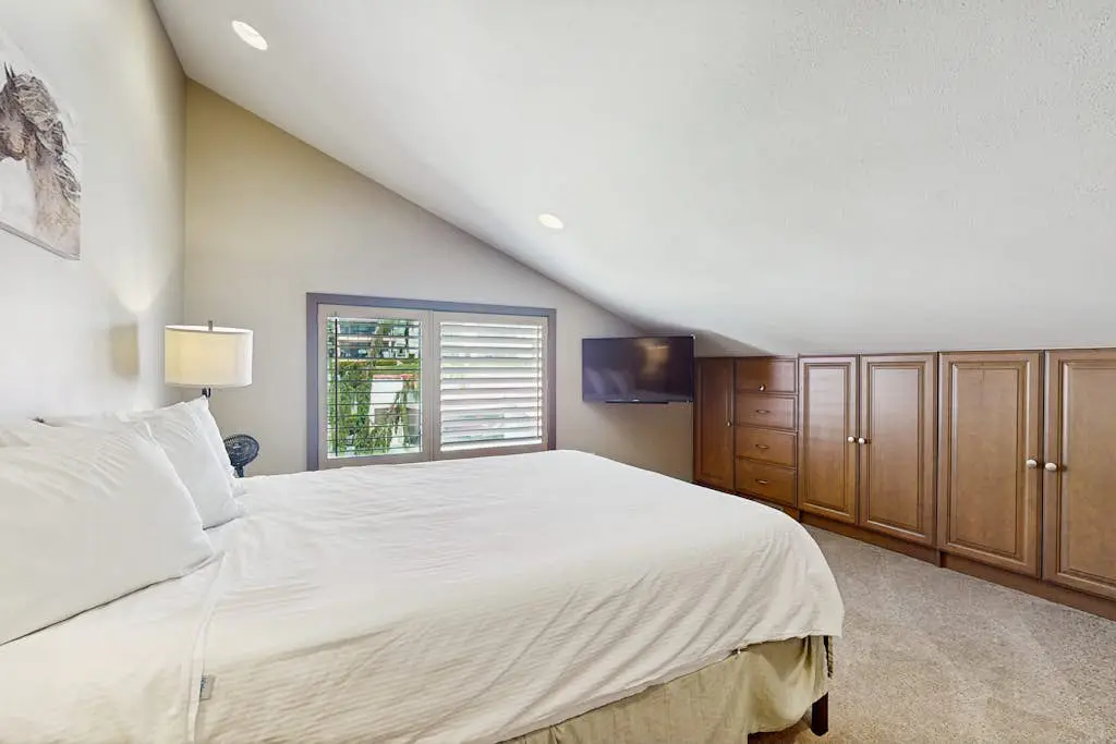 Lake Chelan Shores - Beachfront Splendor 12-5