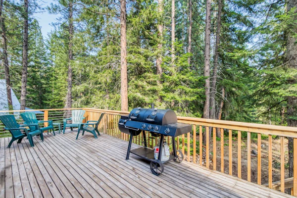 Dog-friendly woodland cabin w/ deck & private game room - walk to the river