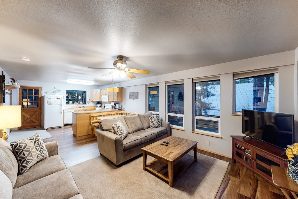 Dog-friendly woodland cabin w/ deck & private game room - walk to the river