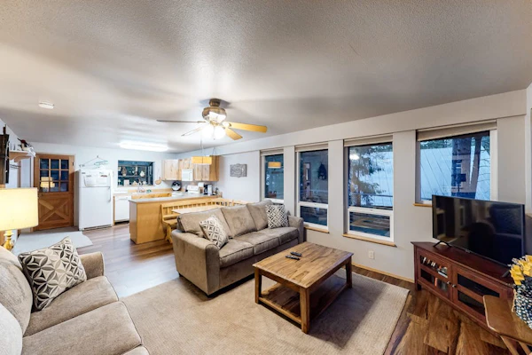 Dog-friendly woodland cabin w/ deck & private game room - walk to the river