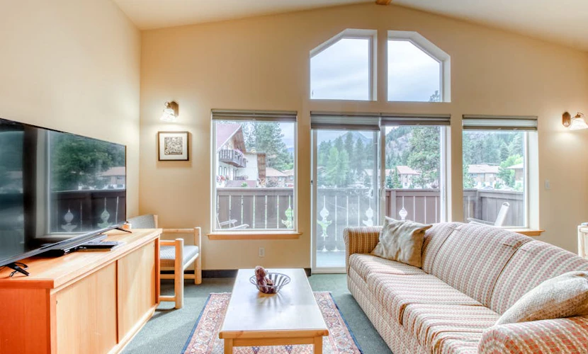 Bright condo w/ two balconies, shared pools, & hot tubs - walk downtown