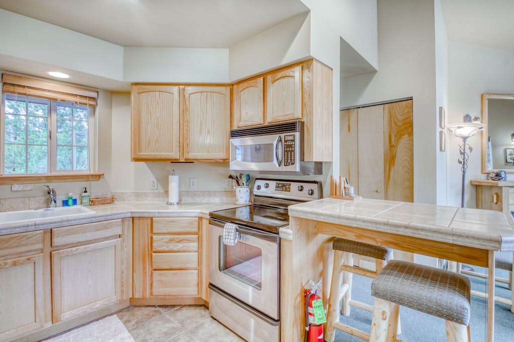 Bright condo w/ two balconies, shared pools, & hot tubs - walk downtown