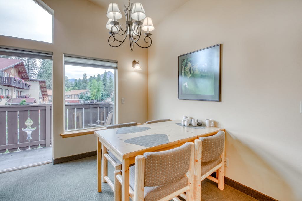 Bright condo w/ two balconies, shared pools, & hot tubs - walk downtown