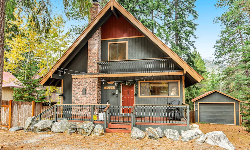 Alpine chalet with fenced yard, hot tub, Ping-Pong, fireplace, & washer/dryer