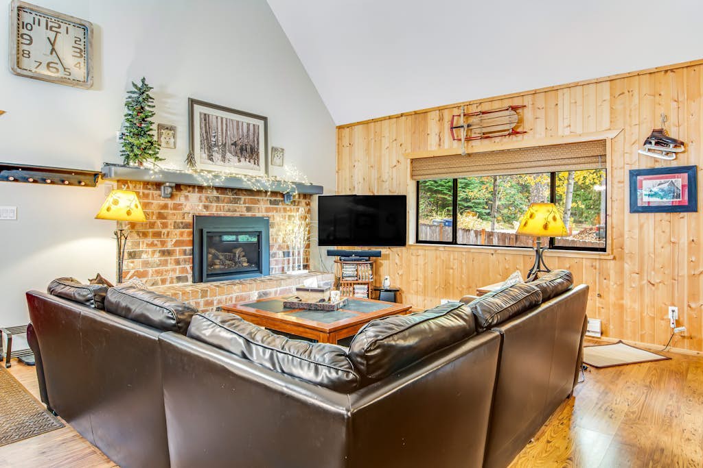 Alpine chalet with fenced yard, hot tub, Ping-Pong, fireplace, & washer/dryer